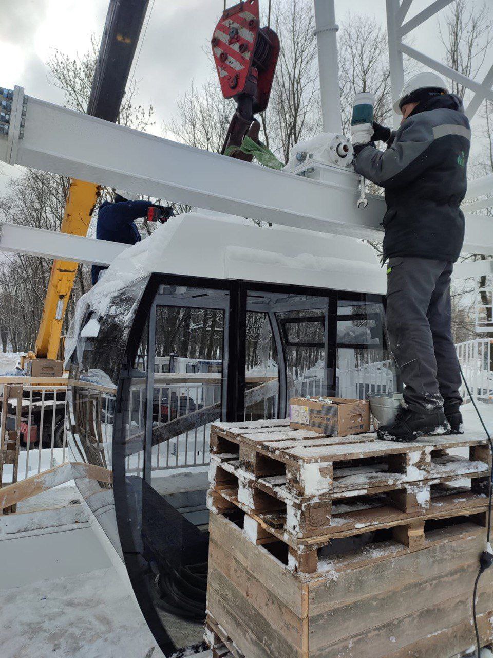 На колесе обозрения в Парке Толстого вешают кабинки